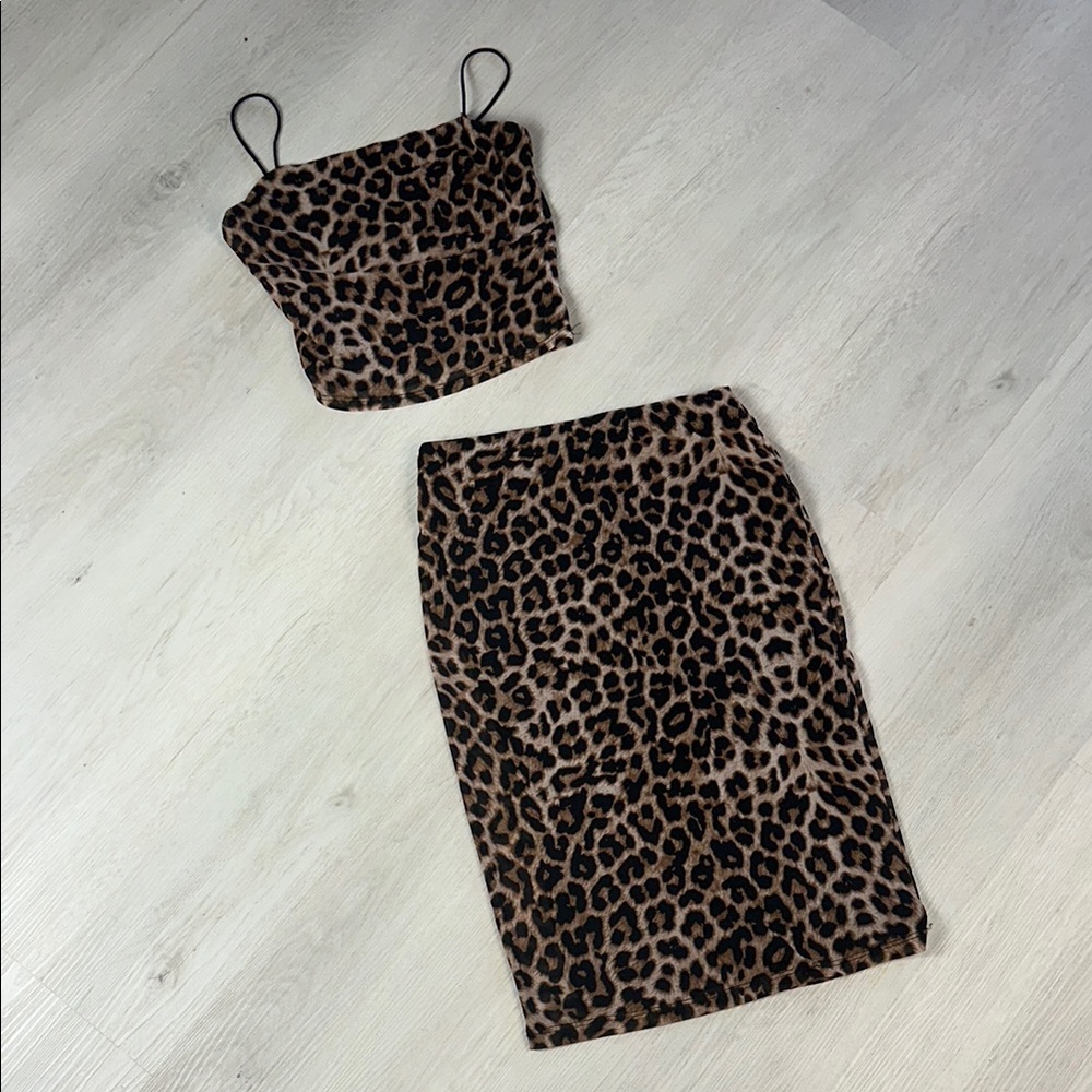 Chic Leopard Print Two-Piece Set - Picture 2 of 4